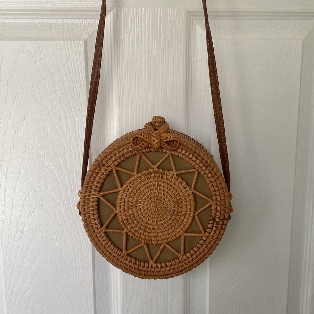 Round rattan crossbody with braid pattern